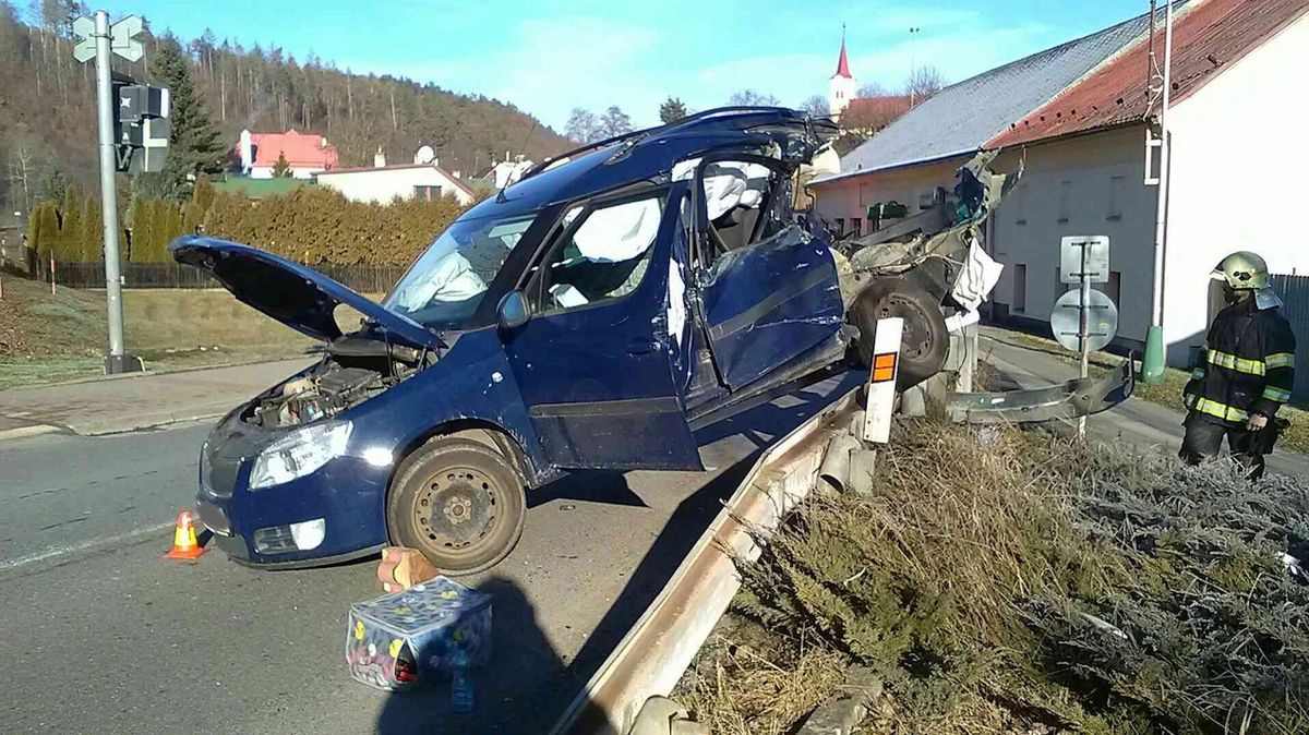 Vlak na Olomoucku zdemoloval osobní auto, dva zranění
